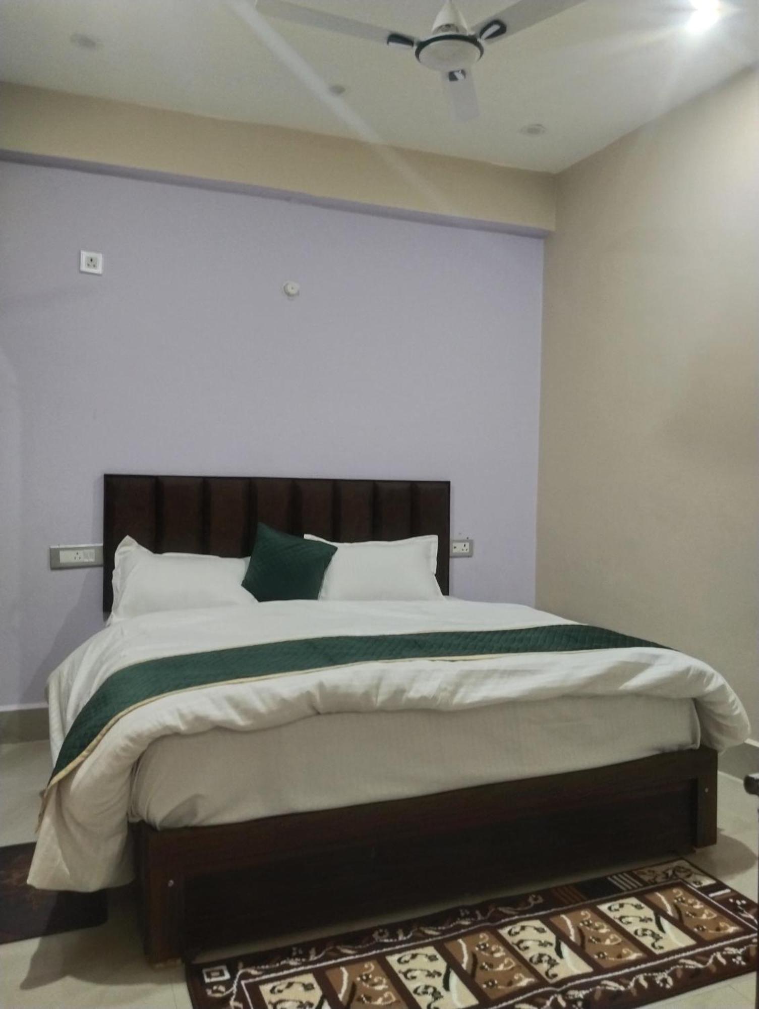 מלון Vrindāvan Dixit Residency מראה חיצוני תמונה
