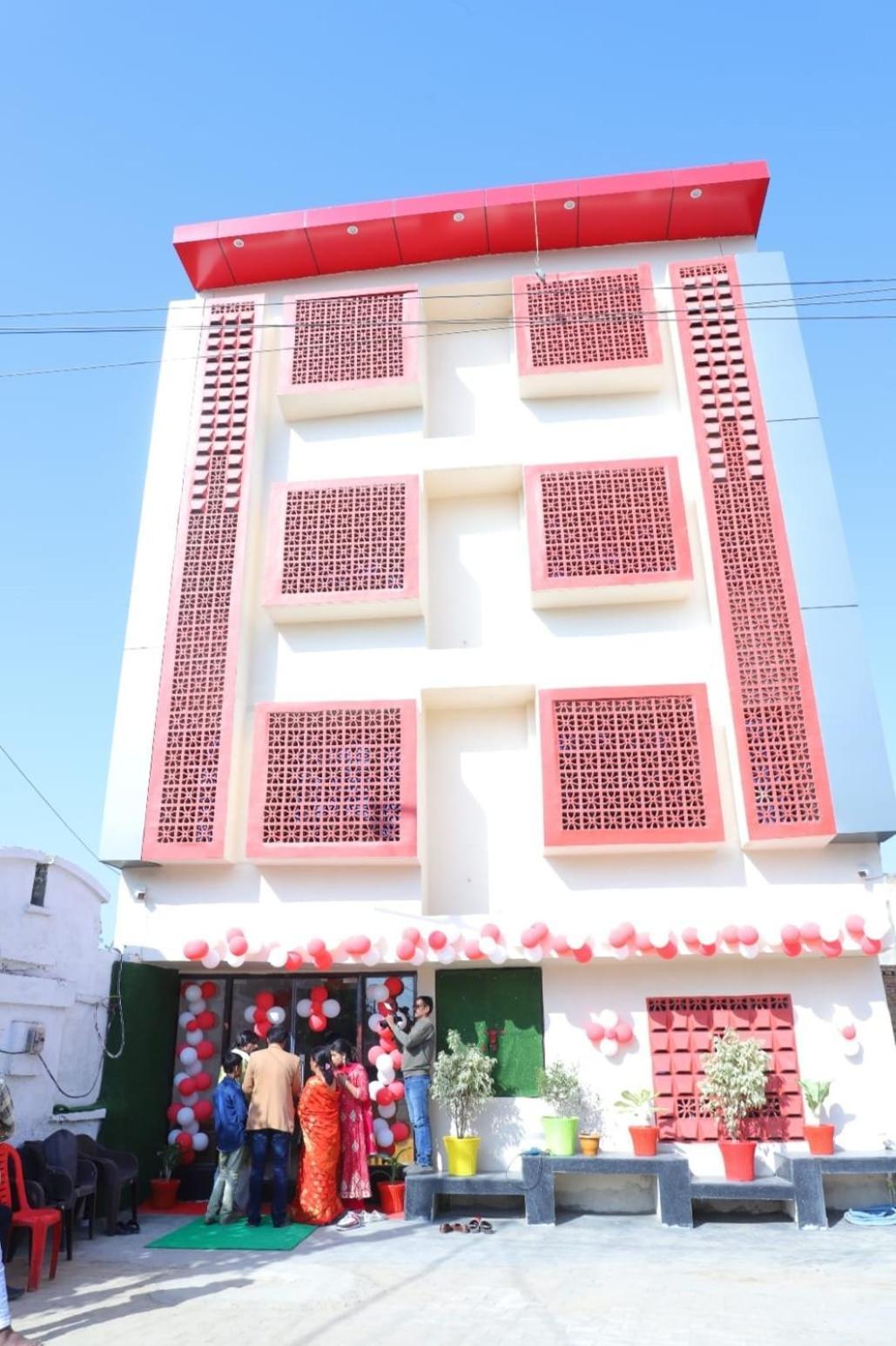 מלון Vrindāvan Dixit Residency מראה חיצוני תמונה