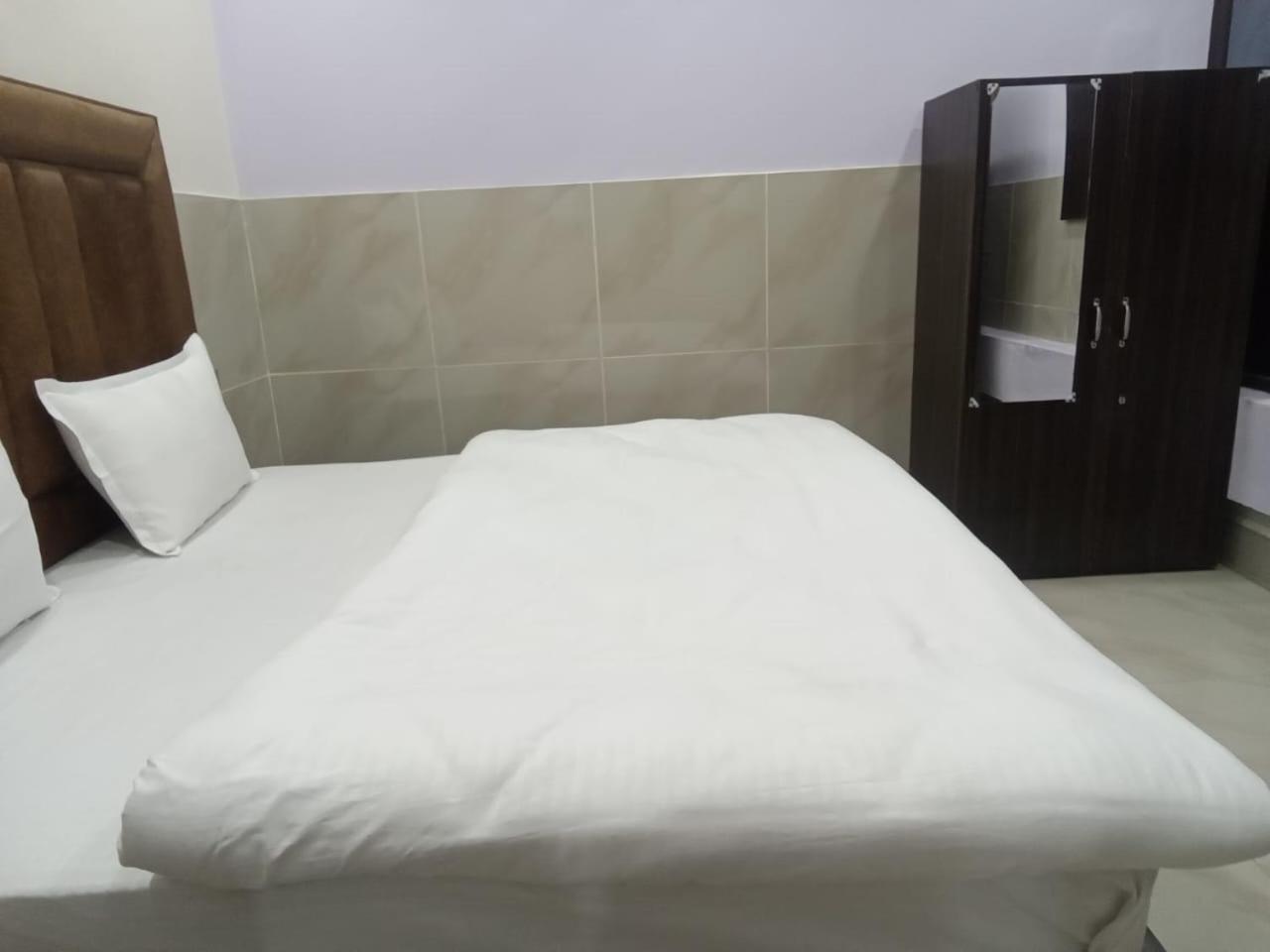 מלון Vrindāvan Dixit Residency מראה חיצוני תמונה