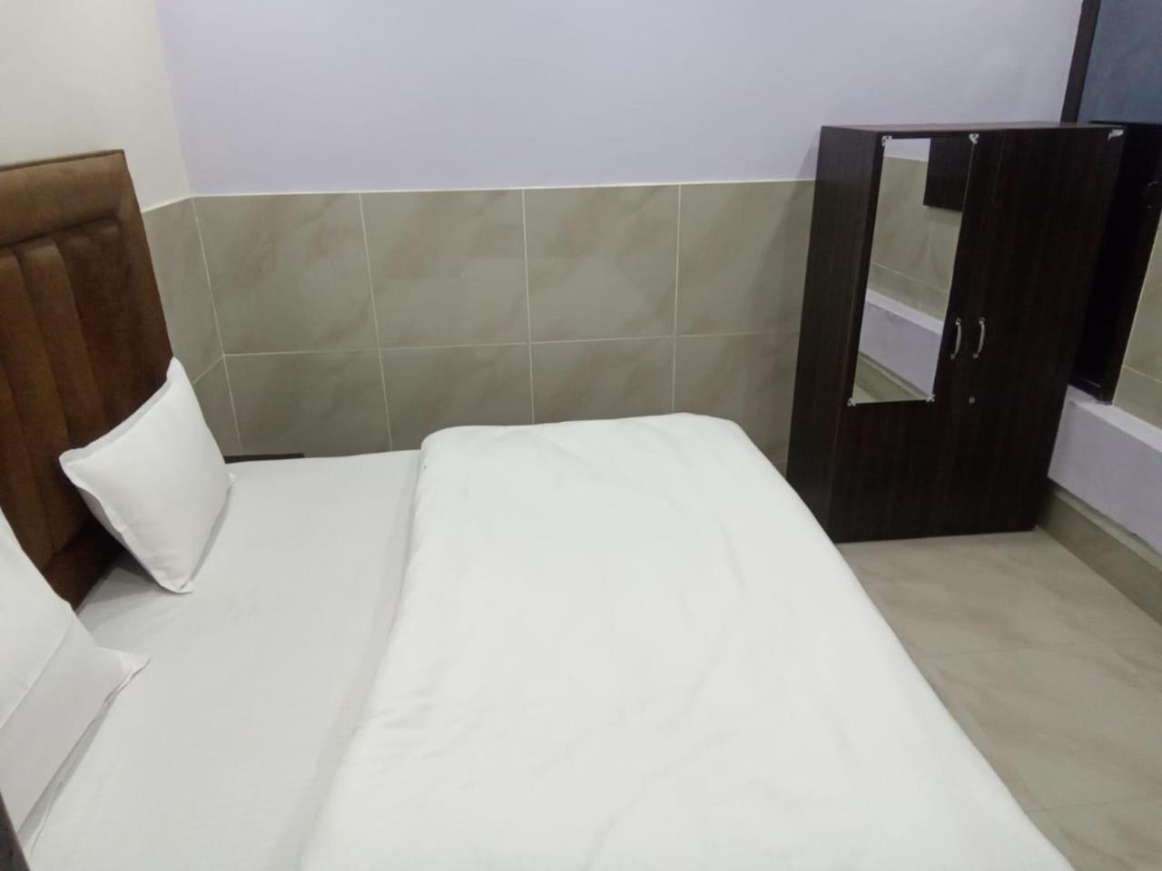 מלון Vrindāvan Dixit Residency מראה חיצוני תמונה