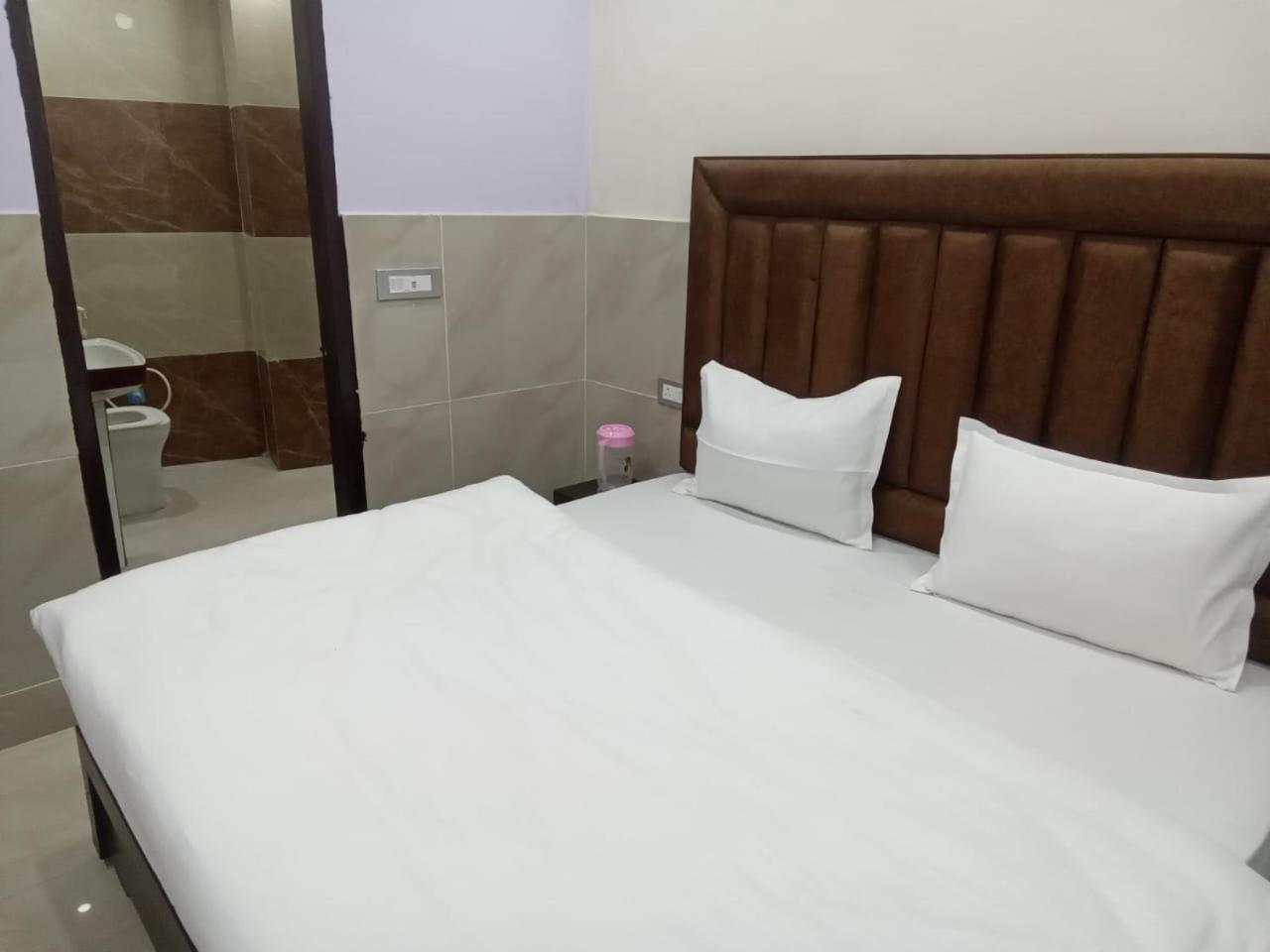 מלון Vrindāvan Dixit Residency מראה חיצוני תמונה