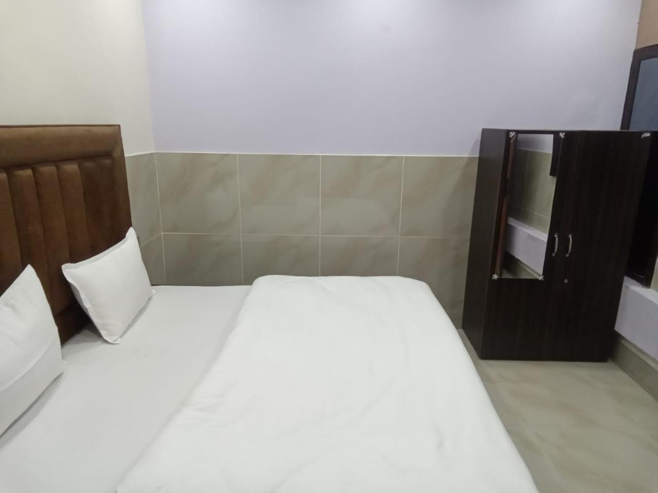מלון Vrindāvan Dixit Residency מראה חיצוני תמונה