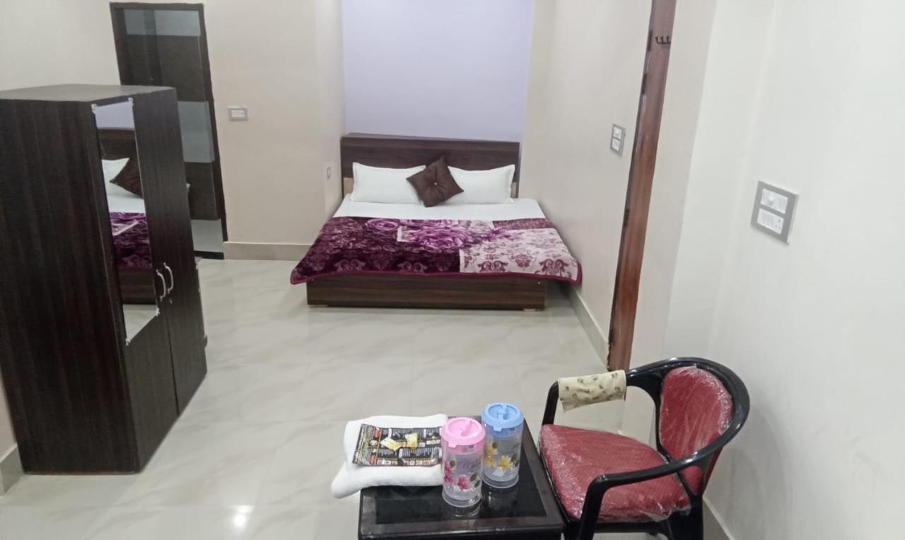 מלון Vrindāvan Dixit Residency מראה חיצוני תמונה