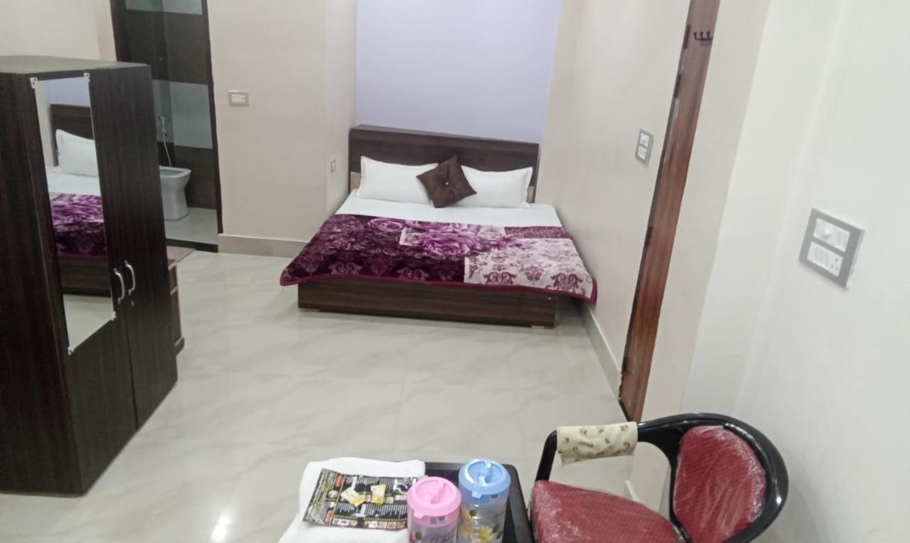 מלון Vrindāvan Dixit Residency מראה חיצוני תמונה