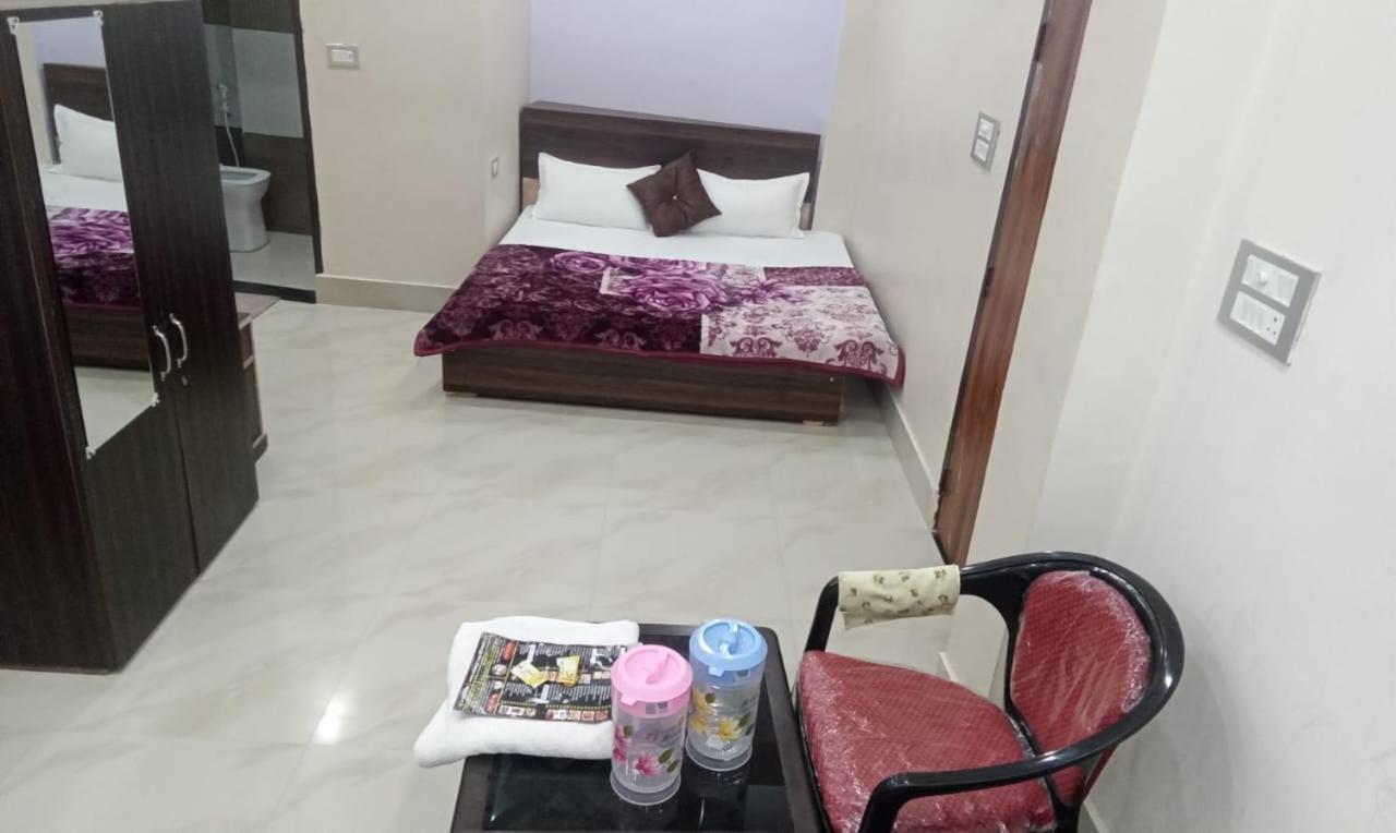 מלון Vrindāvan Dixit Residency מראה חיצוני תמונה